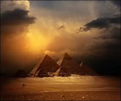 Les prêtres et parfumeurs égyptiens utilisaient les parfums en fumigations ; à Alexandrie, quel type de parfum solide fabriquait-on ?