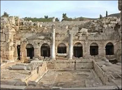 De nombreuses villes grecques comme phéniciennes ont connu richesse et prospérité grâce au commerce de parfums. Quelle cité est ainsi connue comme étant celle qui a commercialisé la première les flacons de parfum ?