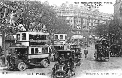 Par qui a été construit le premier bus de Paris ?