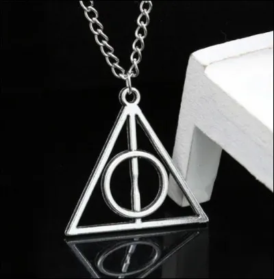 Qui porte la marque des reliques de la mort autour du cou ?