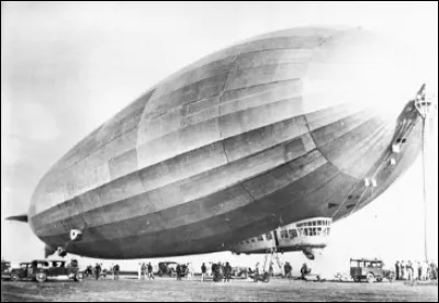 Quel est cet aérostat de type dirigeable de fabrication allemande qui effectua des traversées transatlantiques commerciales de 1930 à 1936 ?