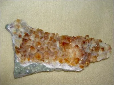 Minral rare, on me contrefait souvent en chauffant  500C la pierre de la question 1. Je suis :