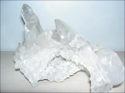 Je peux tre rose, fum, aventurine, ou encore rutile. Je renfermerais parfois, selon la lgende, des cheveux de Vnus. Je suis :