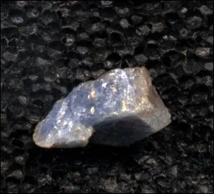 Le plus souvent bleu, mais parfois jaune, orang, rose ou blanc, mes plus beaux gisements se trouvent au Cachemire :