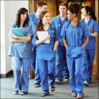 Comment appelle-t-on un &eacute;tudiant en m&eacute;decine pendant sa formation clinique ?