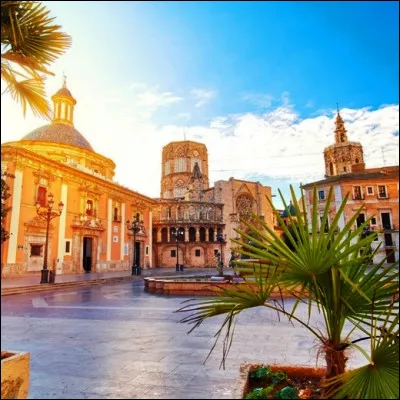 Quel plat espagnol est originaire de Valence ?