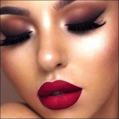 Quel produit cosm&eacute;tique est appel&eacute; gloss quand il contient un effet brillant ?