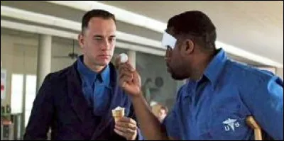 Pendant que Forrest est dans l'armée et qu'il est blessé , un collègue de Forrest va lui apprendre un sport où le but est de ne pas quitter la balle des yeux. Ce qui fait que Forrest va devenir un champion ! Dans quel sport Forrest est-il devenu un champion ?