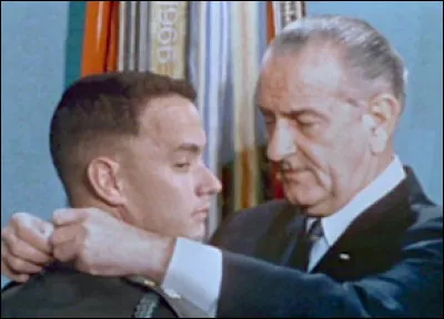 Forrest va à Washington D.C où il reçoit la médaille d'honneur du Congrès, la plus haute distinction militaire américaine, Il reçoit la médaille des mains du président Lyndon B. Johnson. Johnson lui demande où il a été touché, Forrest lui murmure à l'oreille qu'il a été touché...