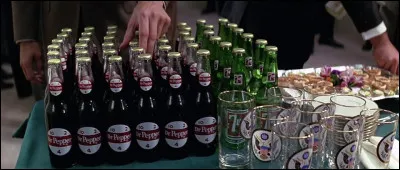 Durant l'enfance de Forrest Gump à l'université, alors qu'il a été nommé dans l'équipe All-american, il assiste à une cérémonie ce qui fait qu'il y a un buffet avec de la boisson et de la nourriture ! Soudain Forrest dit qu'il pourrait boire une quinzaine de bouteilles de...