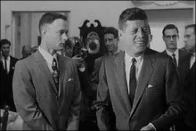 Alors que Forrest est interrogé par le président Kennedy pour savoir comment il se sent, que répond Forrest en toute franchise (après avoir bu une quinzaine de boissons ) ?