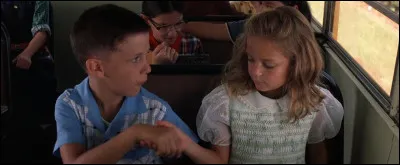 Durant l'enfance de Forrest, comment s'appelait la fillette qu'il avait rencontrée dans le bus pour aller à l'école, de qui il devient le meilleur ami,et avec qui il aura plus tard un enfant ?