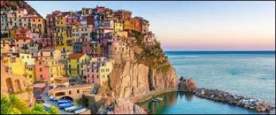 En Italie, la même expression française se traduit par "A occhi chiusi" ; vous qui comprenez parfaitement l'italien, pourriez-vous me dire en traduisant cette expression comment les yeux de l'individu sont-ils ?