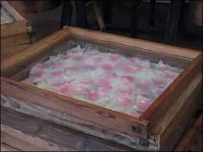 Un premier type d'enfleurage correspond à l'enfleurage à chaud ; après avoir chauffé votre corps gras, vous viendrez y faire baigner des fleurs ou les substances odorantes dont vous voulez dégager la concrète. Jusqu'à quand pourrez-vous remplacer les fleurs baignant dans votre matière grasse ?