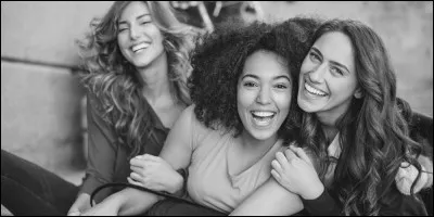 Tu rencontres l'amie d'une amie. Que fais-tu ?