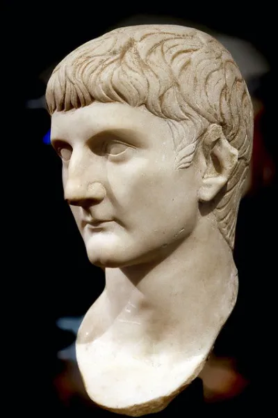 Général romain, membre de la famille impériale julio-claudienne, il mène plusieurs campagnes militaires en Germanie et en Orient. Très populaire, héritier présomptif de Tibère, il décède avant ce dernier, peut-être empoisonné : il s'agit de ...