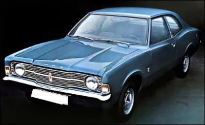 Quelle est cette berline tricorps britannique ?