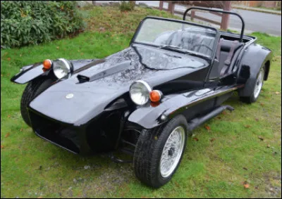 Quelle est cette voiture de sport britannique à deux places ?