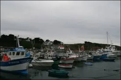 Nous sommes au port Saint-Gildas, sur l'île d'Houat. Nous nous trouvons en Bretagne, dans le département ...