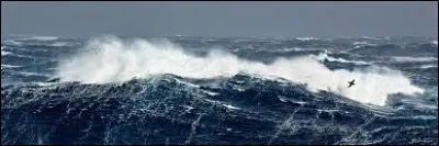 A quelle altitude culmine le mont Ossa, le point le plus haut de l'île ?