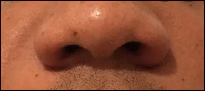 Je suis plat et écrasé. Je suis..