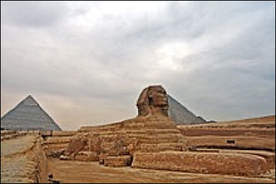 Pour commencer, d'après les archéologues, la construction du Sphinx aurait commencé vers quelle année ?