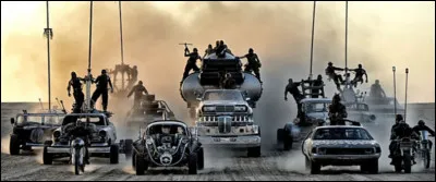 Malheureusement, ce bref instant de poésie est de courte durée. Un chauffard bedonnant, boutons de chemise à l'agonie, vous dépasse à toute vitesse. Une forte odeur d'essence vient immédiatement vous chatouiller les narines, mais vous ne faites pas partie de ces gens qui en raffolent ! Quel composé est à la source du côté plaisant que trouvent certains hurluberlus au parfum de l'essence ?