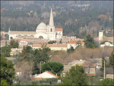 Petite ville de 9 000 habitants du département des Bouches-du-Rhône, située en bordure nord du massif des Alpilles :
