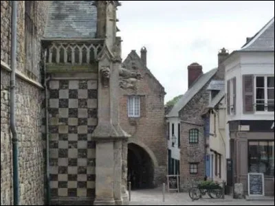 Petite ville de 2 500 habitants du département de la Somme, située sur un promontoire qui domine sur l'estuaire de la Somme :