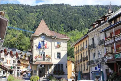 Ville de 5 500 habitants du département de la Haute-Savoie, située dans la haute vallée de l'Arve, au pied du massif du Mont-Blanc :