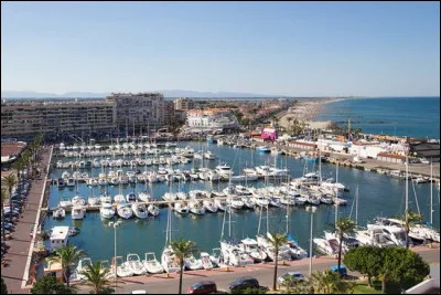 Station balnéaire de 10 000 habitants du département des Pyrénées-Orientales, située sur le littoral, à l'est de Perpignan :