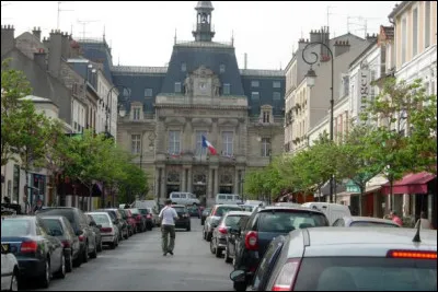 Ville de 75 000 habitants du département du Val-de-Marne, entourée par une boucle de la Marne, dans la banlieue Est de Paris :