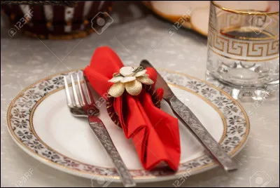 Ça ne sent pas vraiment la rose, mais on va néanmoins se régaler ! Le très fort parfum qui se dégage est celui d'un légume vert des plus odorants, mélangé à une agréable odeur de lard qui laisse présager :