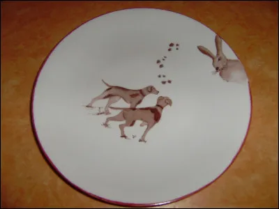 Maman m'avait demandé d'acheter des groseilles... J'imagine le dessert qu'elle a pu préparer ! Mais quand j'arrive, la maison embaume le clou de girofle, et quelle n'est pas ma surprise de sentir une très forte odeur de gibier ? Que va-t-on déguster ?