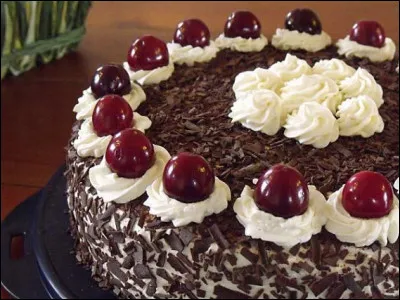 Ici on prépare un fabuleux gâteau, qui outre son odeur de chocolat, laisse percevoir un arôme discret de...