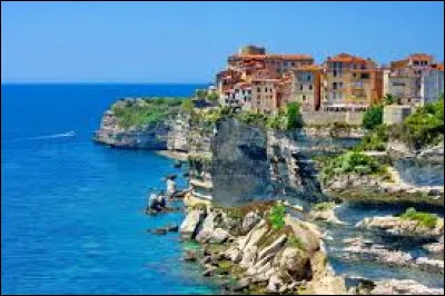 La Corse est-elle divisée en trois départements ?