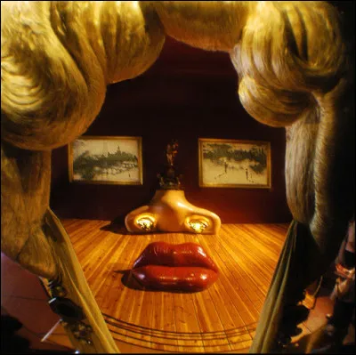 En quelle année réalise-t-il "Le Visage de Mae West pouvant être utilisé comme appartement surréaliste" ?