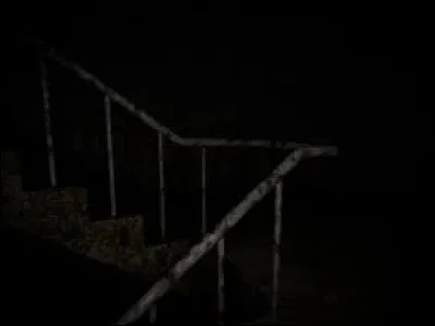 De combien de centimètres la silhouette blanche s'est-elle approchée du Class-D pendant l'expérience N°1 de SCP-087 ?