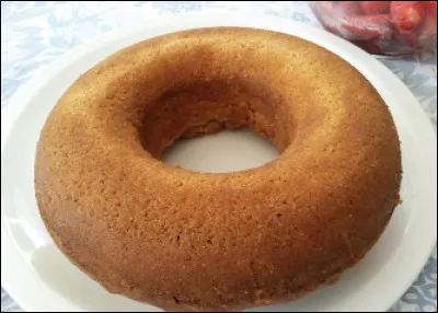 Quel est ce gâteau fait de pâte à baba moulé en forme de couronne et imbibé de kirsch ?