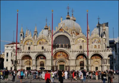 Quelle est cette basilique construite à Venise en 828 ?
