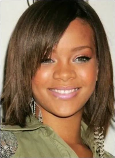 La chanteuse Rihanna a un nez...