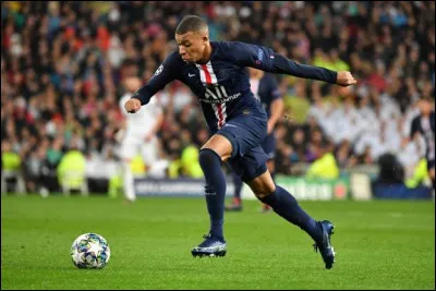 Séance de tirs au but en demi-finale du tournoi de foot. Ton (ta) copain (copine) tire, et frappe le poteau. Vous êtes éliminés :