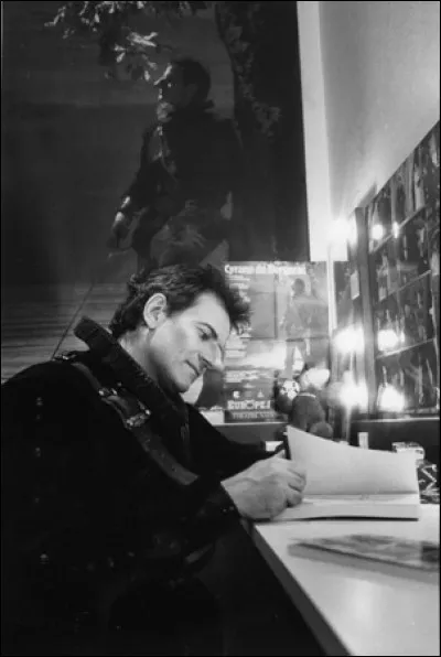 Cet acteur né en 1947 est un familier des films de Claude Lelouch. On l'a également beaucoup vu à la télévision, comme dans "Les dames de la côte", feuilleton réalisé par sa compagne de l'époque, Nina Companeez, et dans lequel est révélée Fanny Ardant. Mais c'est au théâtre qu'il s'exprime le plus, entre autres dans le rôle de Cyrano.
Indice : il est Juste Leblanc dans "Le Dîner de cons".