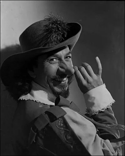 Acteur portoricain né en 1912, mort en 1992. Il joua 2 fois le rôle de Cyrano pour le cinéma : en 1950 dans "Cyrano de Bergerac" de Michael Gordon (Oscar du meilleur acteur) et en 1964 dans "Cyrano et d'Artagnan" d'Abel Gance.
Indice : son nom, prononcé à la française, veut aussi dire garnir de fer.