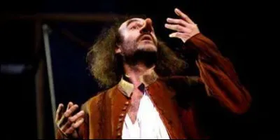 Acteur né en 1962. Il joua le rôle de Cyrano plusieurs fois au théâtre sous la direction de Denis Podalydès. Très présent au théâtre, il figure également au générique de beaucoup de films de cinéma. Son dernier rôle dans un film sorti en salle : celui du lieutenant-colonel Armand du Paty de Clam dans "J'accuse" de Roman Polanski.
Indice : c'est la mère ...... qui a perdu son chat.