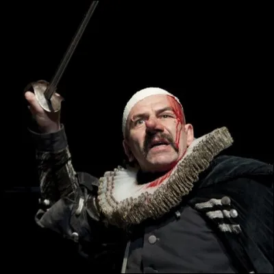 Acteur né en 1965. Il joua le rôle de Cyrano au théâtre dans une mise en scène de Dominique Pitoiset. Il obtient à cette occasion le Molière du meilleur acteur. Pour le cinéma, c'est grâce à son rôle dans "Capitaine Conan" de Bertrand Tavernier qu'il reçoit le César du meilleur acteur.
Indice : dès l'aube, attraper la 2e note de la gamme pour séduire une fille un peu laide.