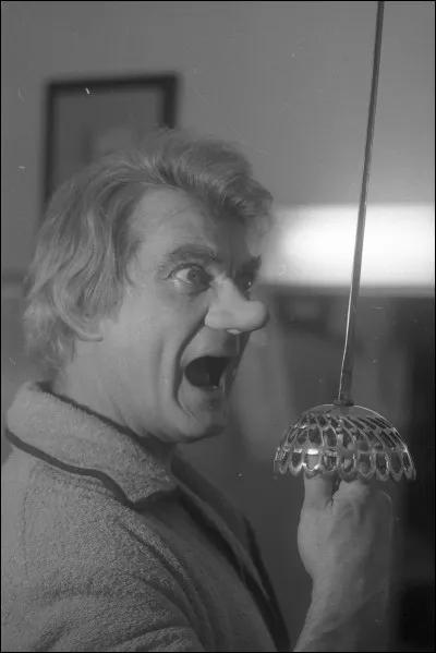 Acteur né en 1913, mort en 1998. Il interpréta le rôle de Cyrano en 1970 dans une pièce mise en scène par Jacques Ardouin. Difficile de résumer une carrière aussi prolifique. Citons, entre autres, pour le cinéma, "La Belle et la Bête", "Le Bossu", "Le Capitan", "Peau d'âne", "Fantômas"...
Indice : compagnon de Jean Cocteau.