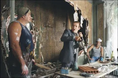 Dans quel film sa vie est-elle transforme en cauchemar  cause d'un agent immobilier douteux et d'ouvriers foireux ?