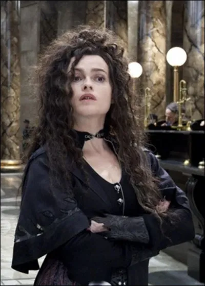 2- Voici Bellatrix Lestrange &agrave; Gringotts, oui, oui, vous pouvez croire que c'est elle, mais, en v&eacute;rit&eacute;, dans cette sc&egrave;ne, quelqu'un se cache dans sa peau gr&acirc;ce au polynectar : mais, qui est-ce ?