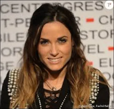 À l'aide de cette fille de télé-réalité, retrouvez le nom de la fleur !